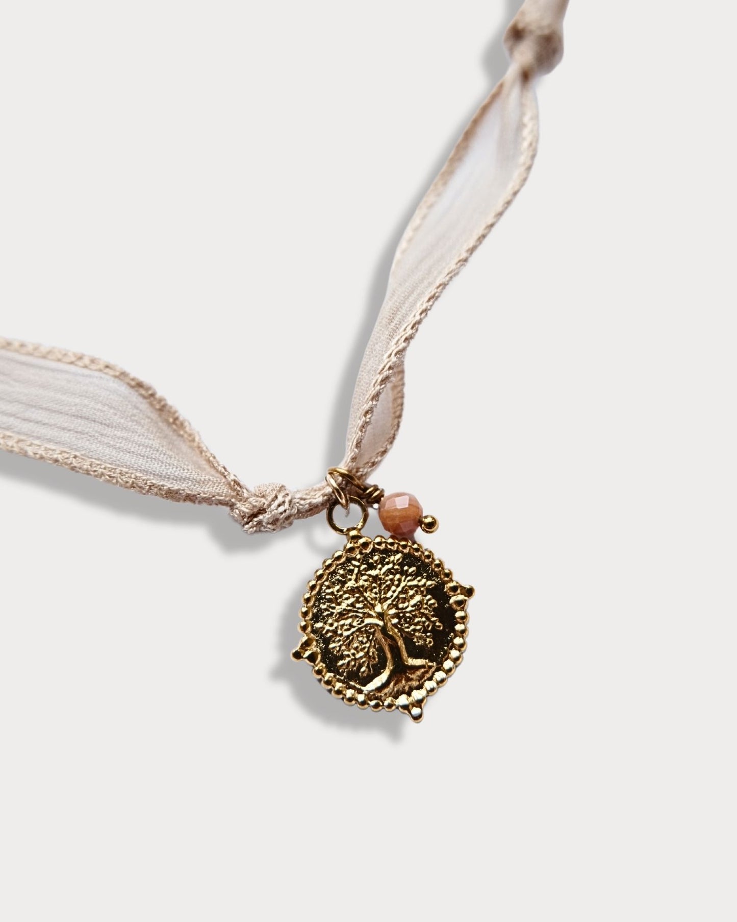 Collana in seta annodata rosa cipria con pendente a forma di albero della vita e pietra di rodonite