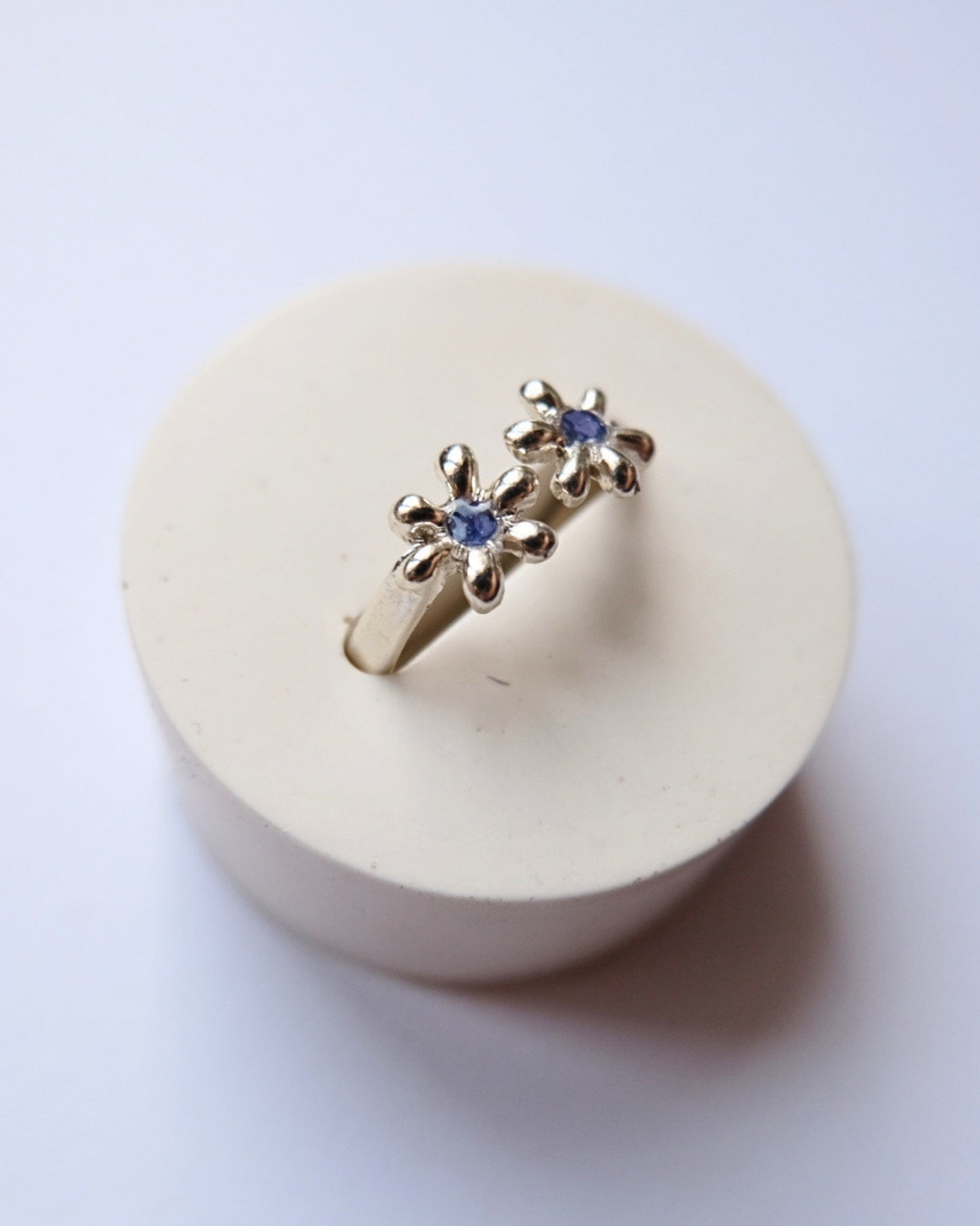 Anello in argento 925 regolabile a forma di non ti scordar di me con frammenti di fiori