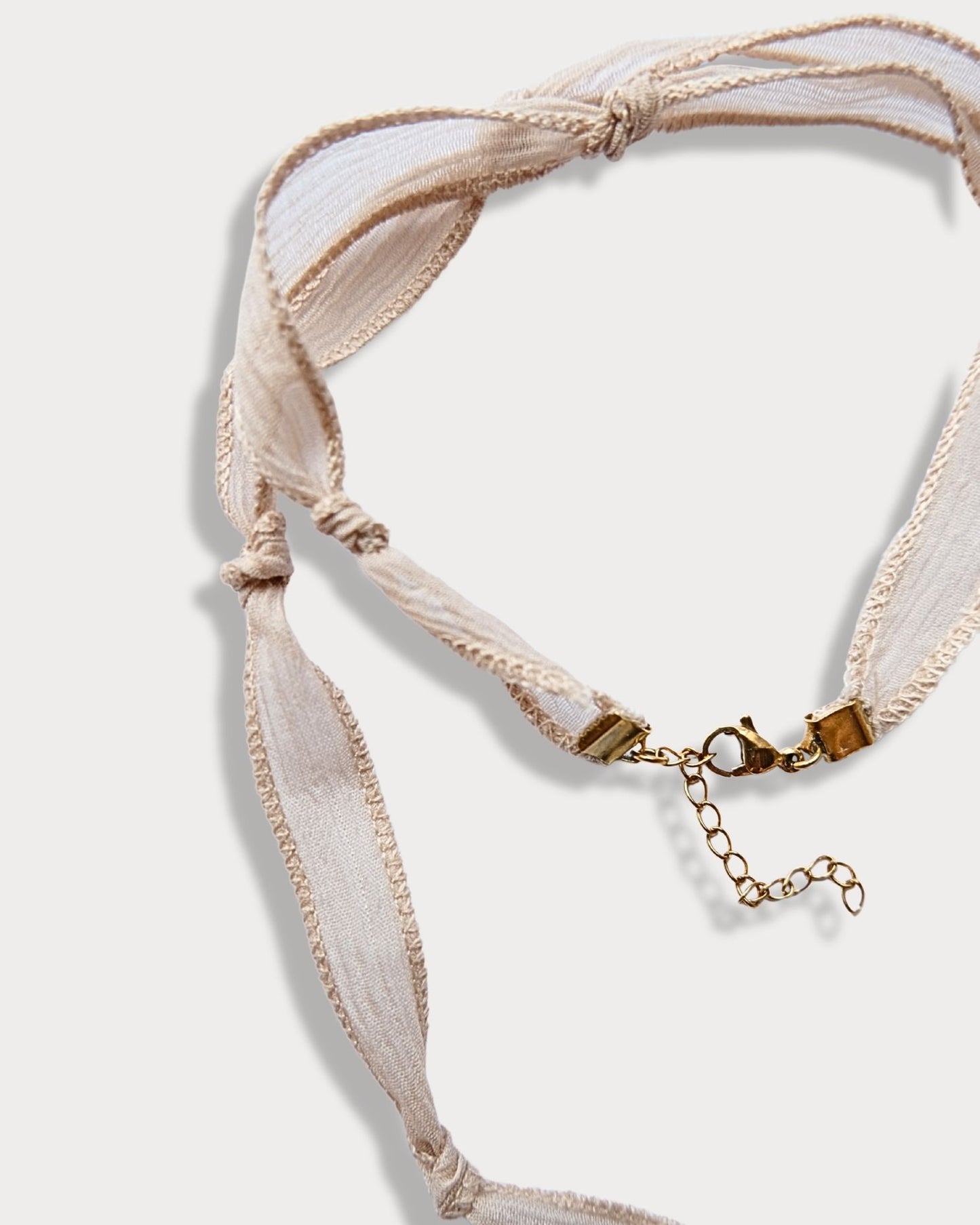 Collana in seta annodata rosa cipria con pendente a forma di albero della vita e pietra di rodonite