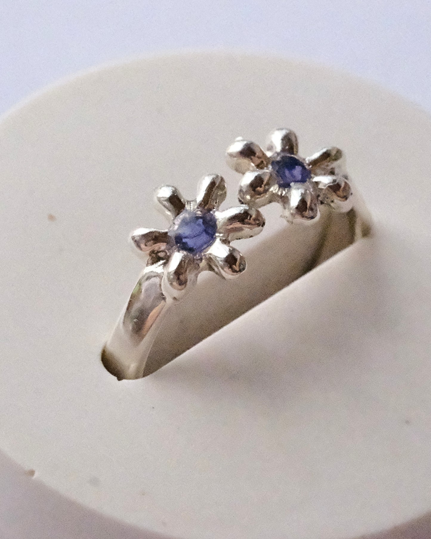 Anello in argento 925 regolabile a forma di non ti scordar di me con frammenti di fiori
