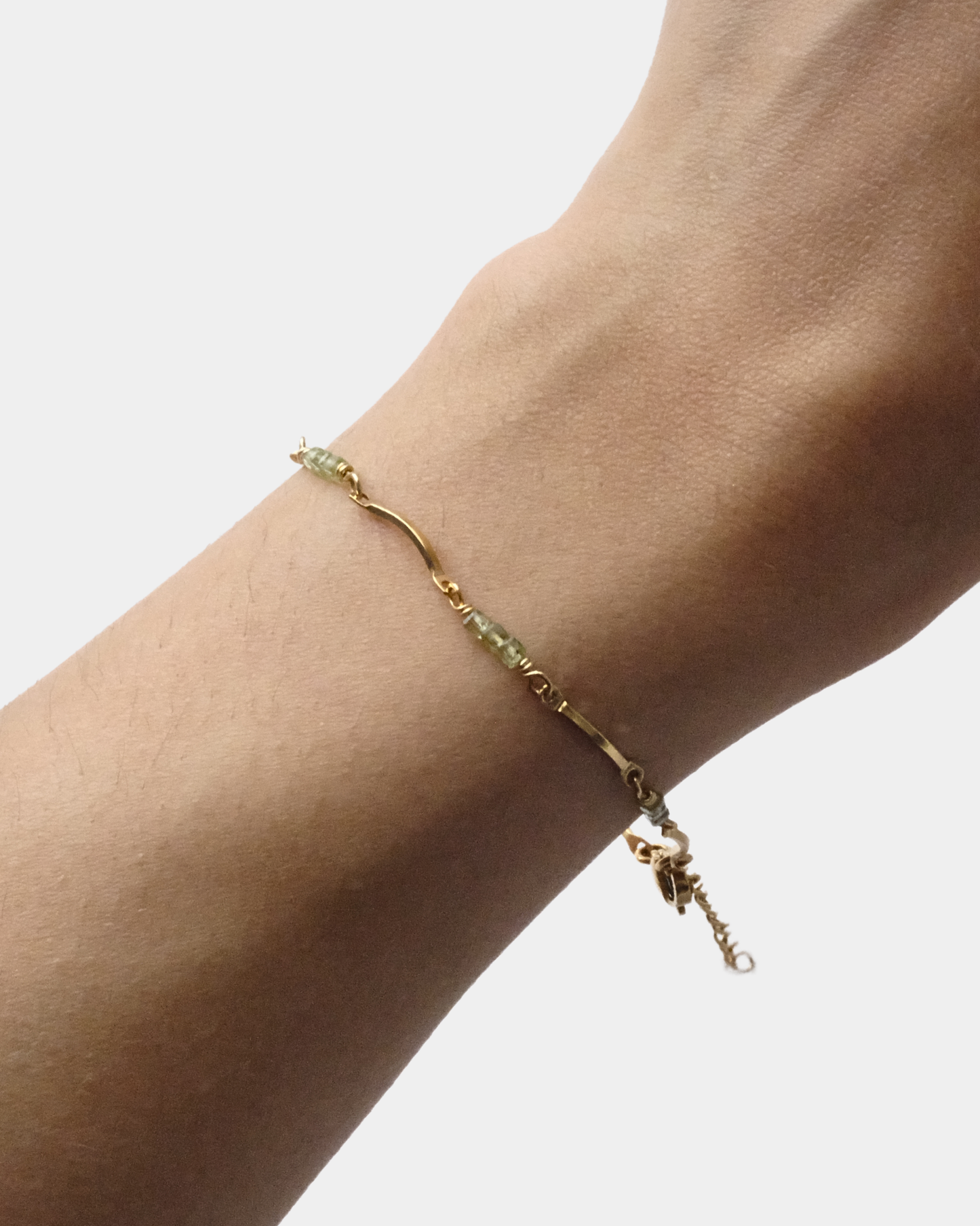 Bracciale con maglie ondulate e pietre di peridoto