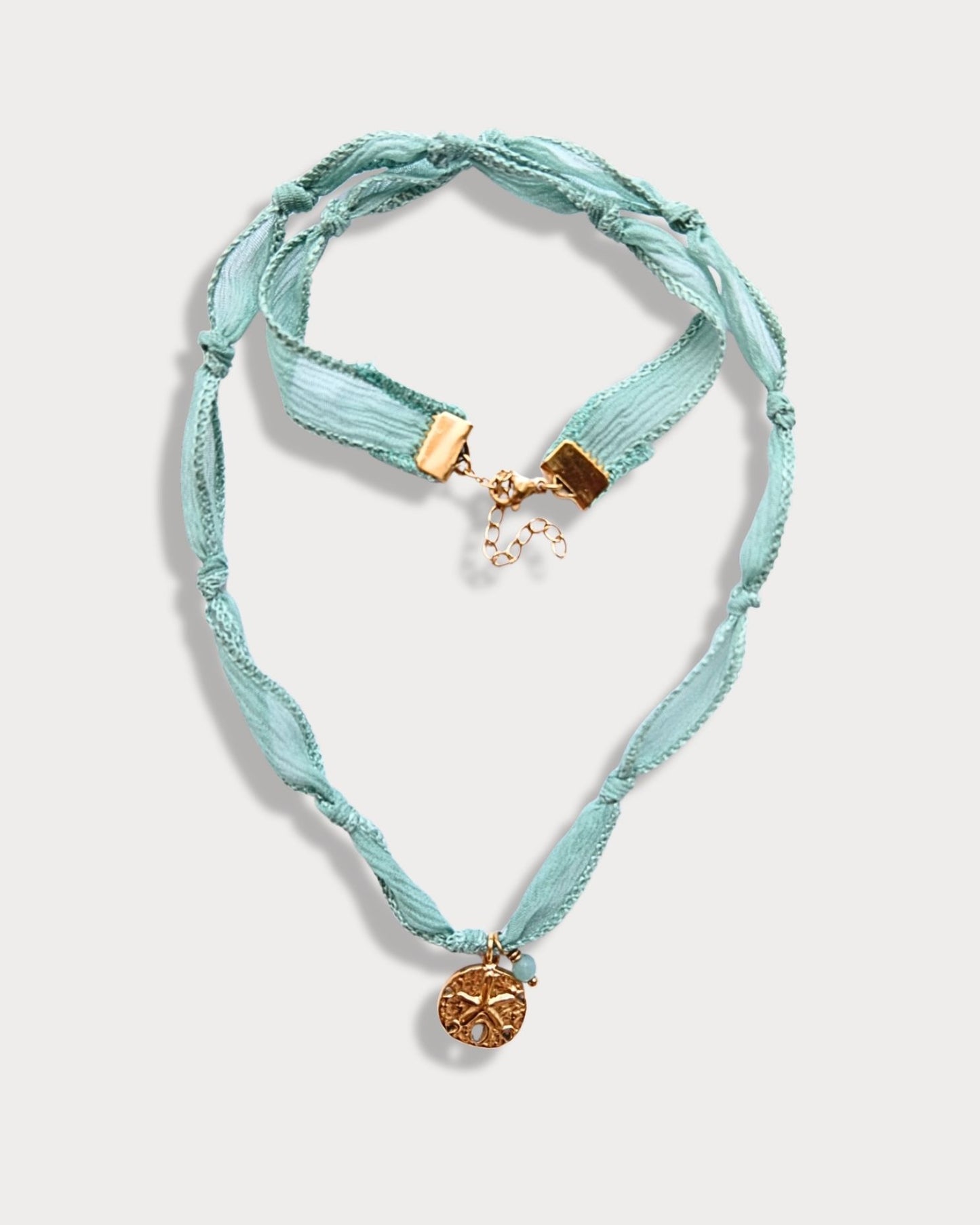 Collana in seta annodata azzurra con pendente a forma di stella marina e pietra di amazzonite
