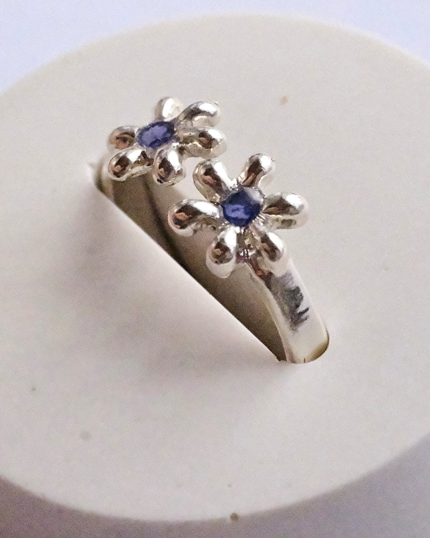 Anello in argento 925 regolabile a forma di non ti scordar di me con frammenti di fiori