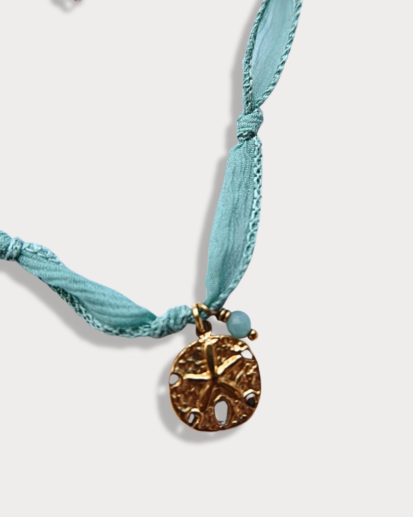 Collana in seta annodata azzurra con pendente a forma di stella marina e pietra di amazzonite