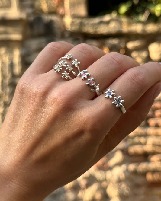 Anello in argento 925 regolabile a forma di carota selvatica con frammenti di fiori