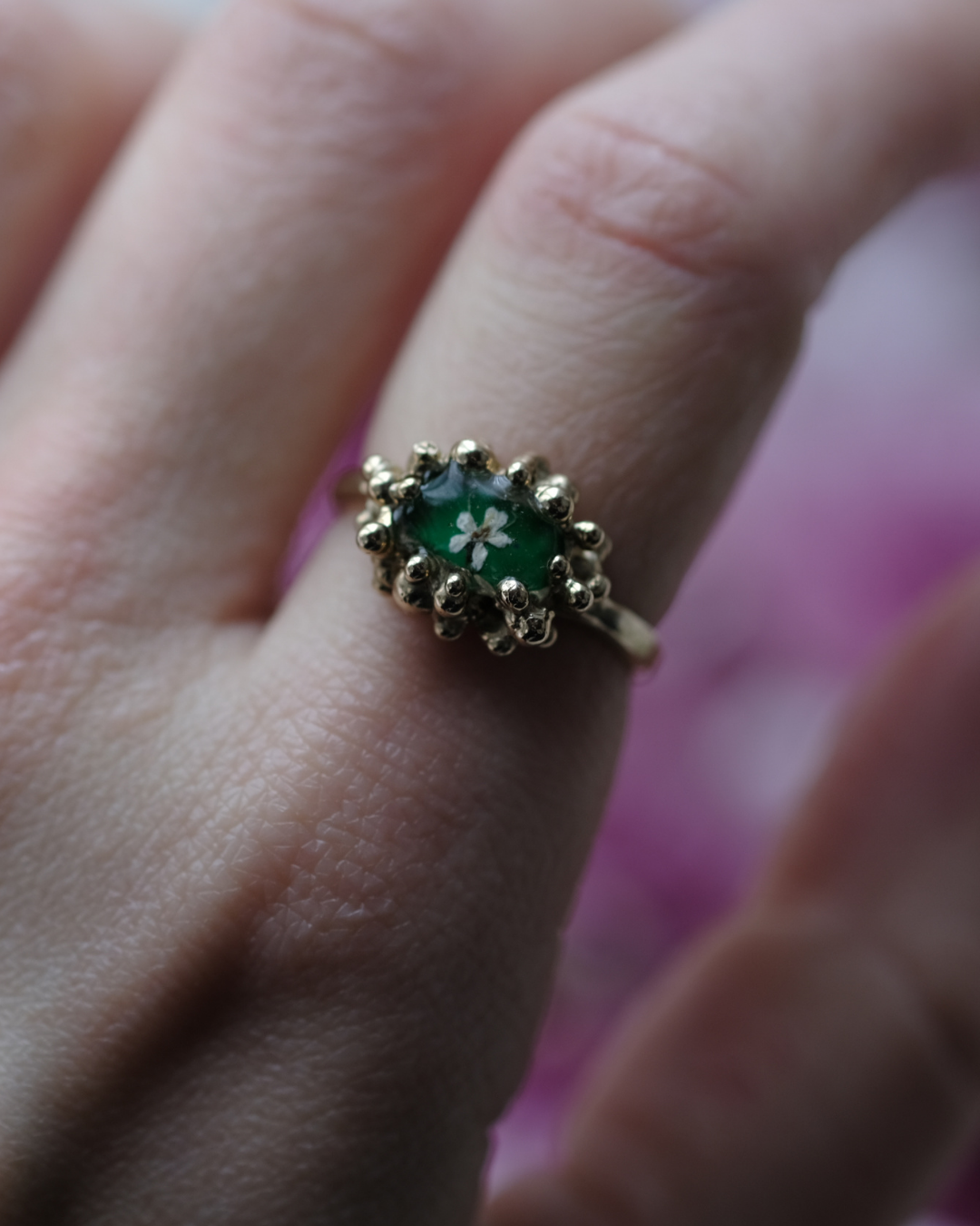 CAROTA SELVATICA - Anello in ottone con fiore di carota selvatica su base verde e gocce di rugiada
