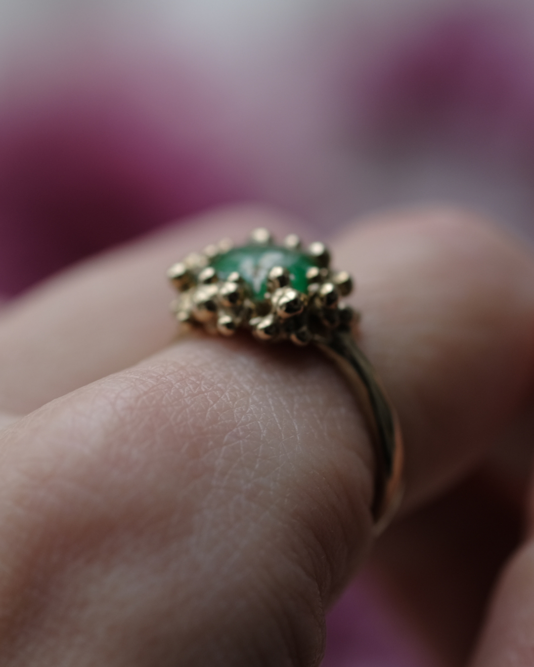 CAROTA SELVATICA - Anello in ottone con fiore di carota selvatica su base verde e gocce di rugiada