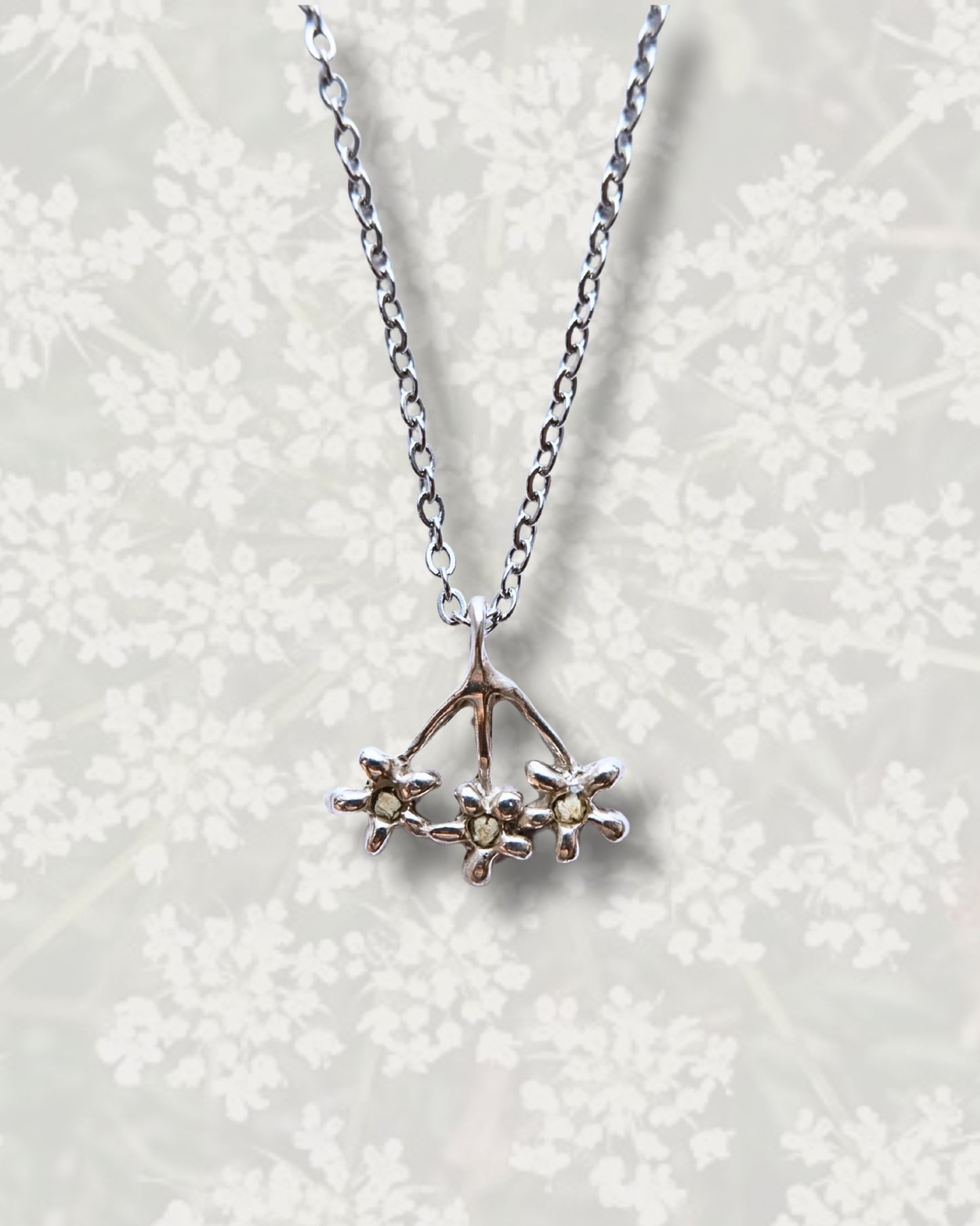Collana con pendente a forma di carota selvatica in argento 925 con frammenti di petali
