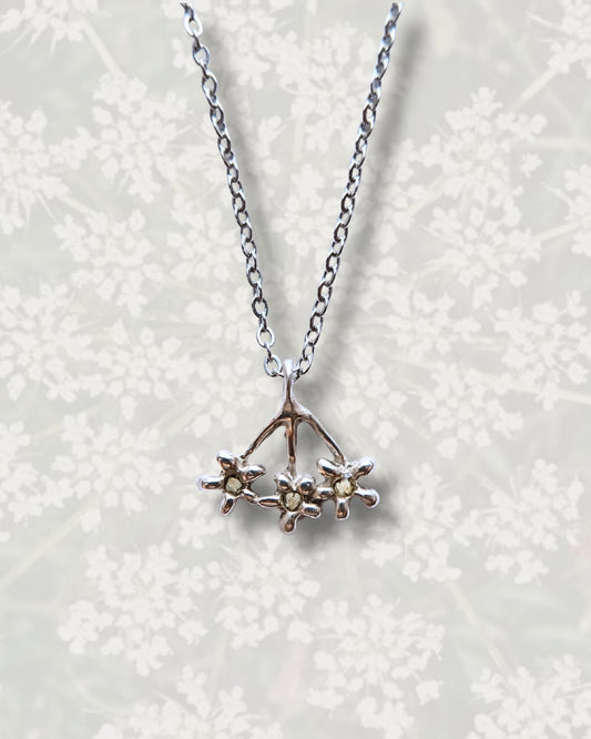 Collana con pendente a forma di carota selvatica in argento 925 con frammenti di petali