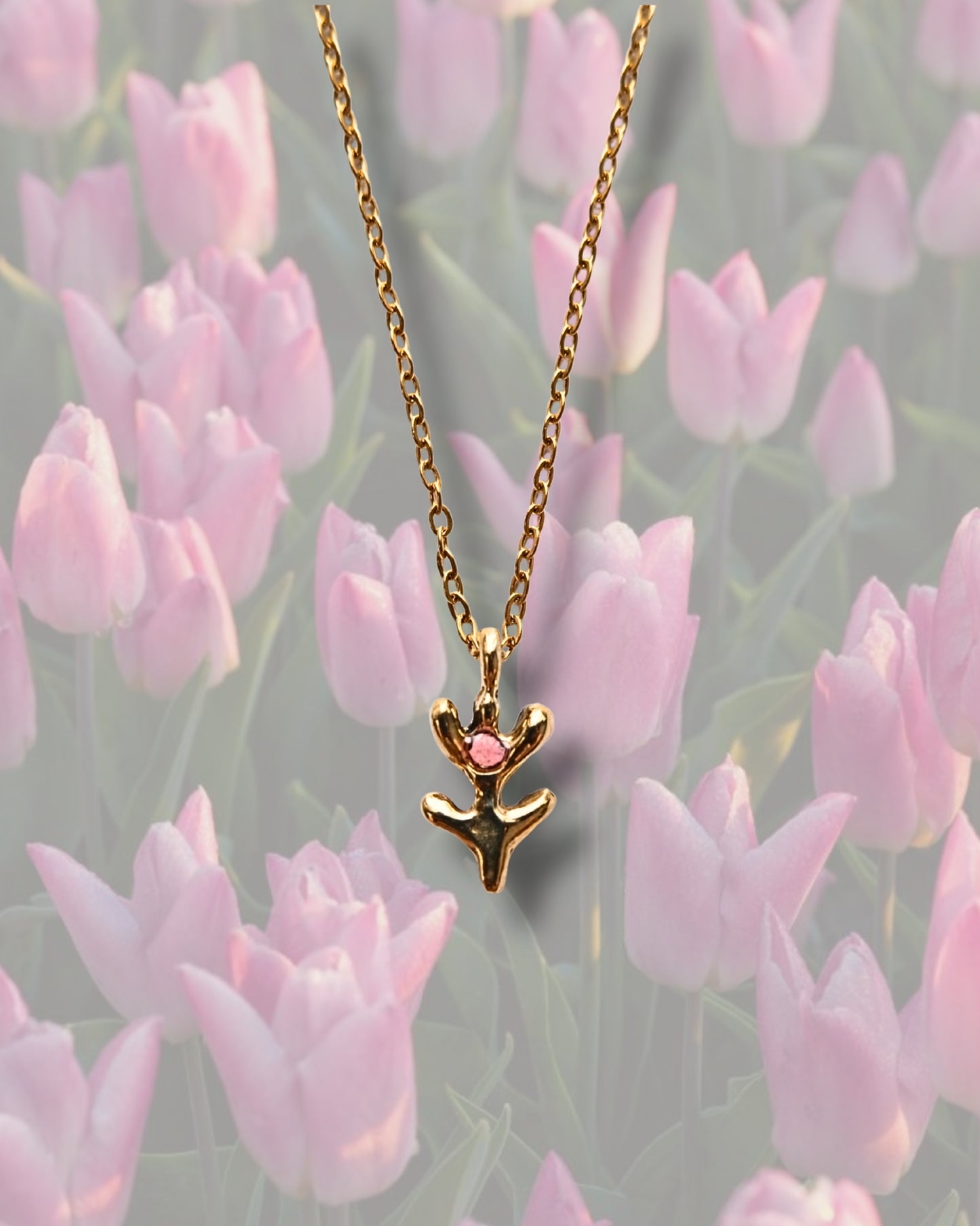 Collana con pendente a forma di tulipano in ottone con frammenti di petali