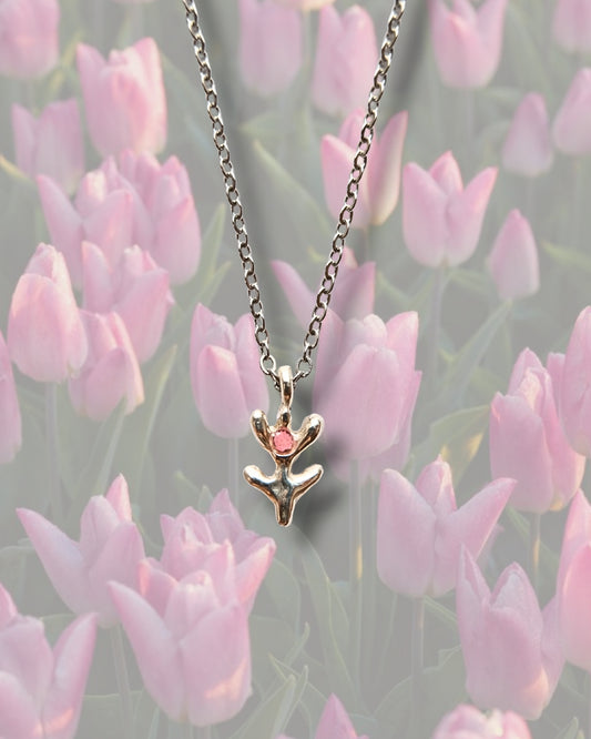 Collana con pendente a forma di tulipano in argento 925 con frammenti di petali