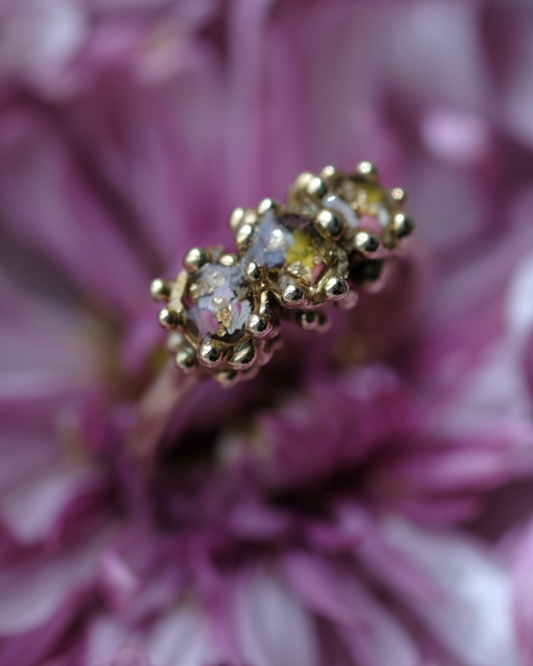 FRAMMENTI - Anello con tre gocce contenenti dei frammenti di fiori e gocce di rugiada