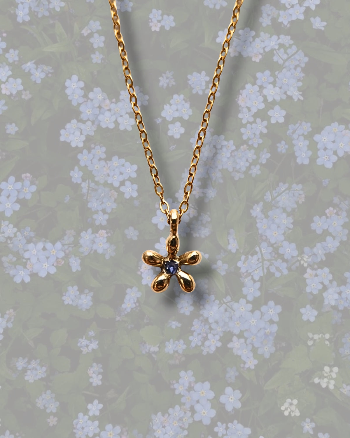 Collana con pendente a forma di non ti scordar di me in ottone con frammenti di petali