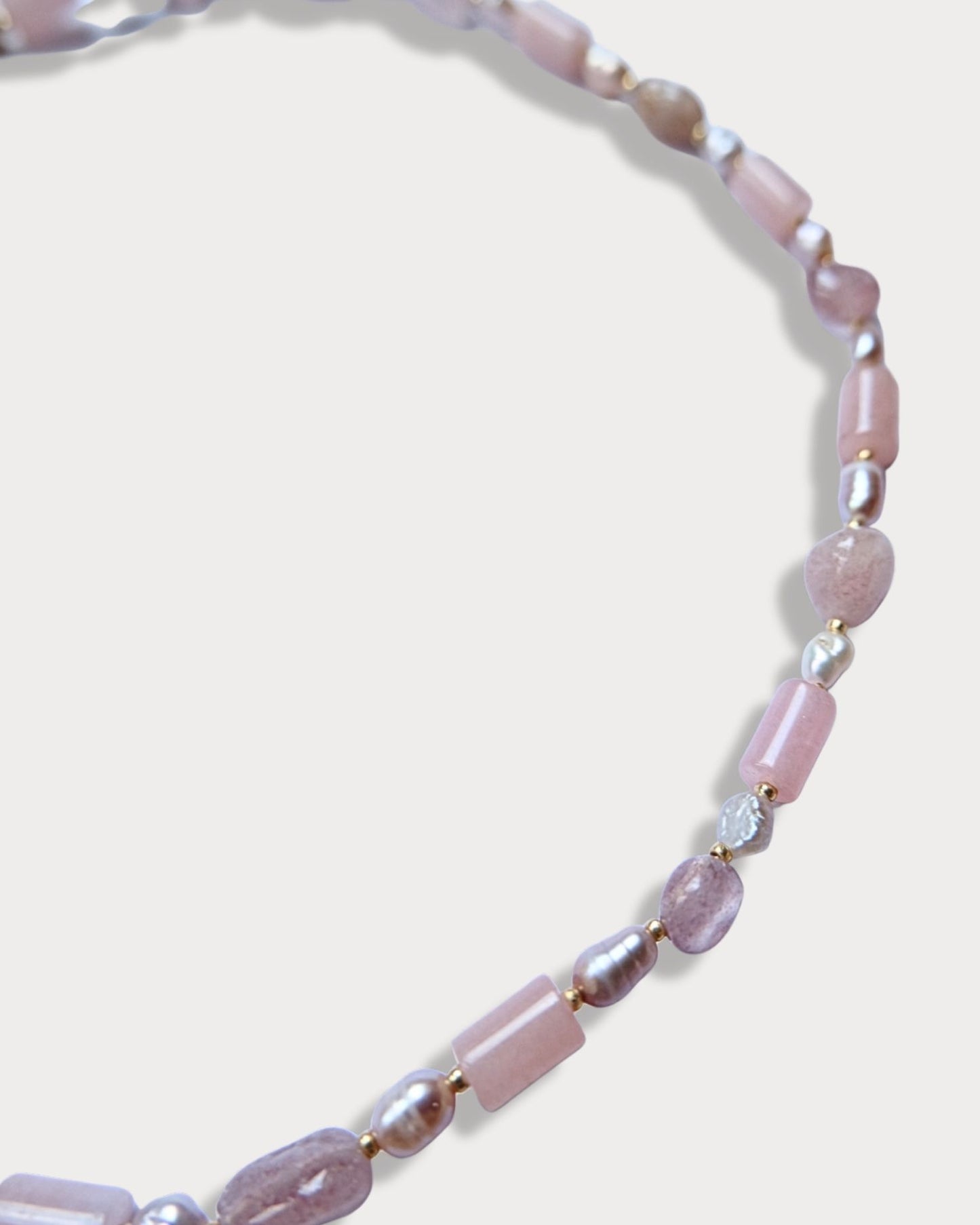 Collana girocollo di pietre naturali di rodonite e di perle di fiume
