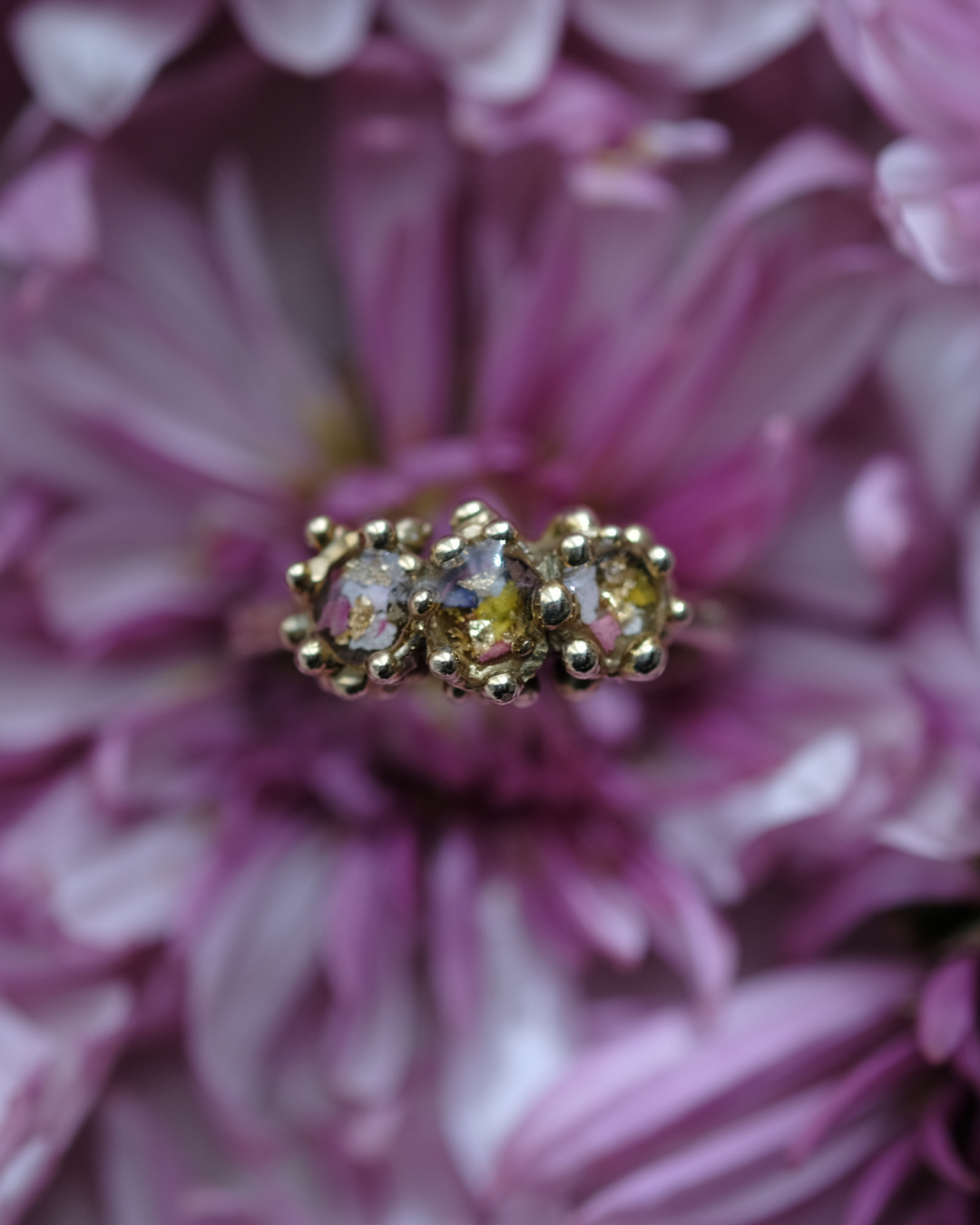 FRAMMENTI - Anello con tre gocce contenenti dei frammenti di fiori e gocce di rugiada
