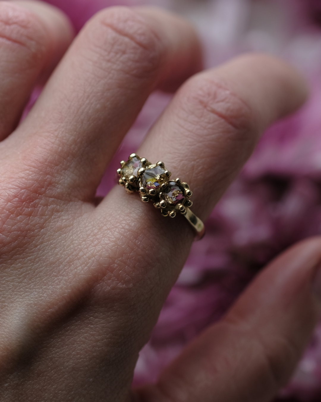 FRAMMENTI - Anello con tre gocce contenenti dei frammenti di fiori e gocce di rugiada