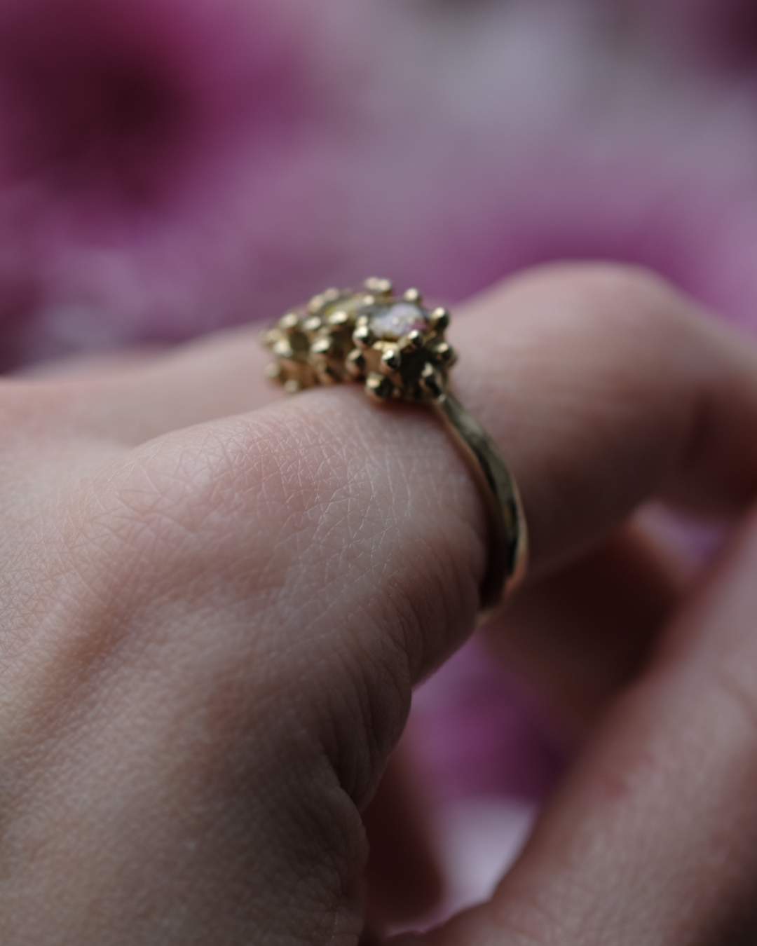 FRAMMENTI - Anello con tre gocce contenenti dei frammenti di fiori e gocce di rugiada