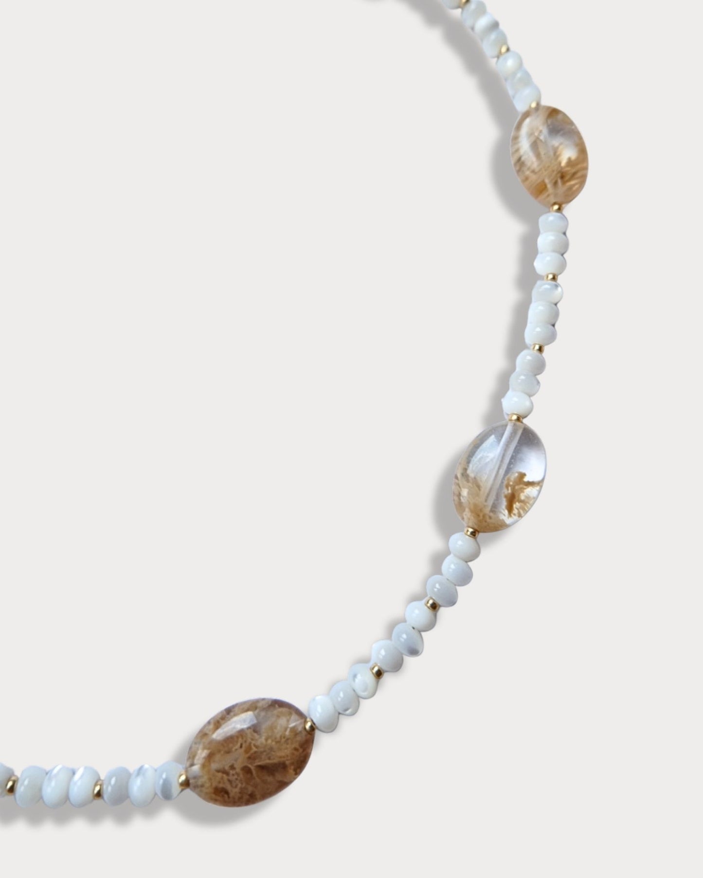 Collana girocollo di pietre naturali di giada gialla e di madreperle