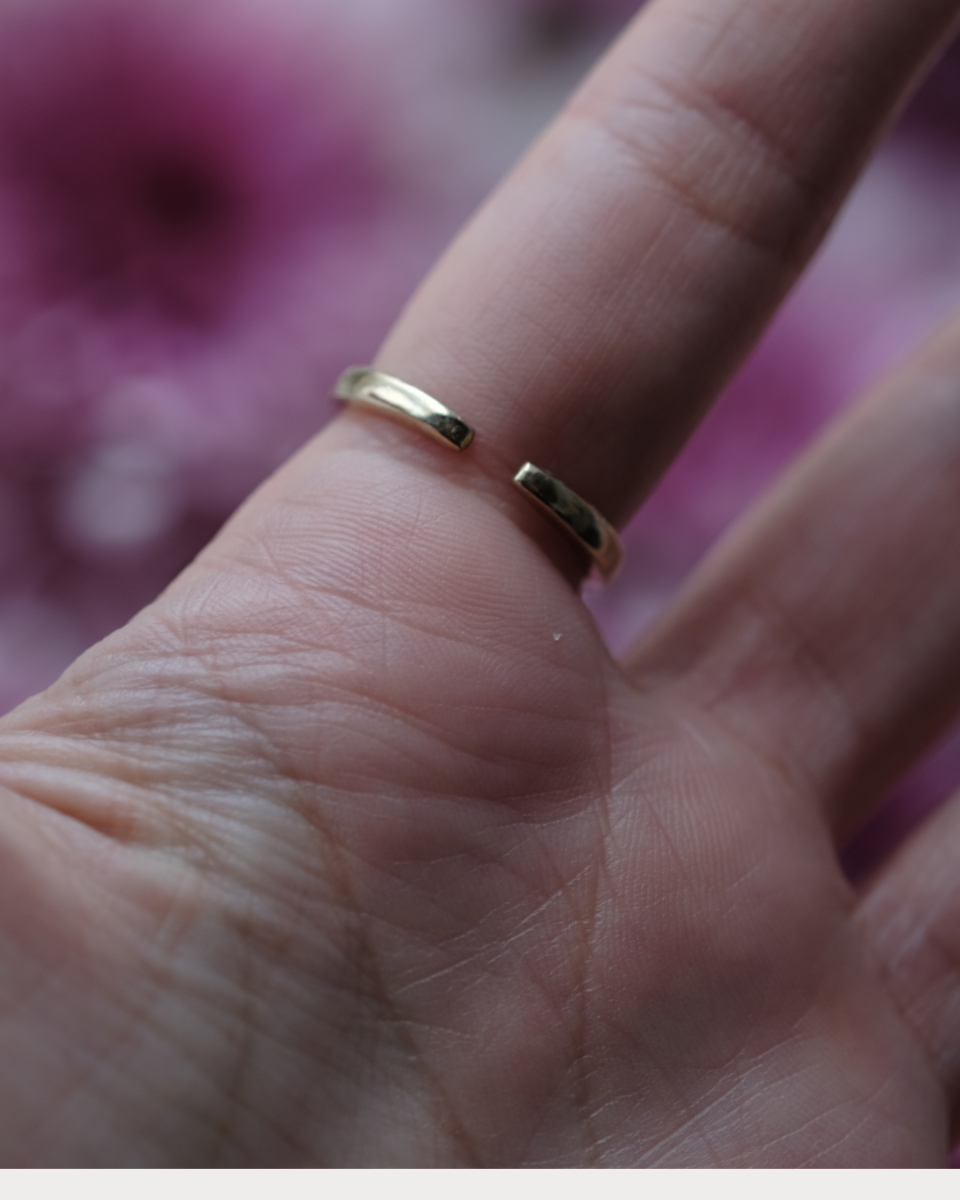 FRAMMENTI - Anello con tre gocce contenenti dei frammenti di fiori e gocce di rugiada