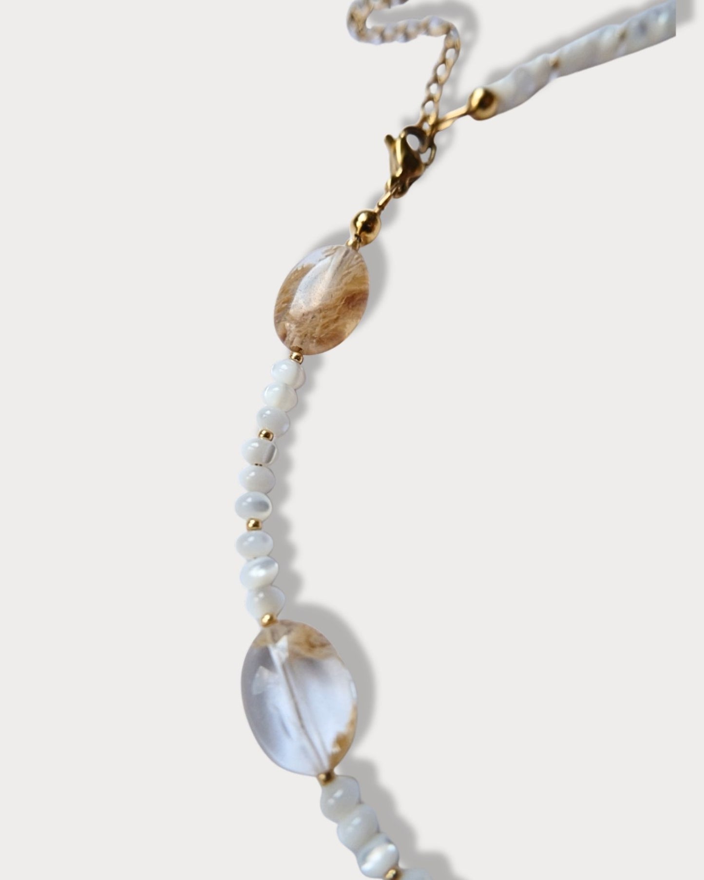 Collana girocollo di pietre naturali di giada gialla e di madreperle