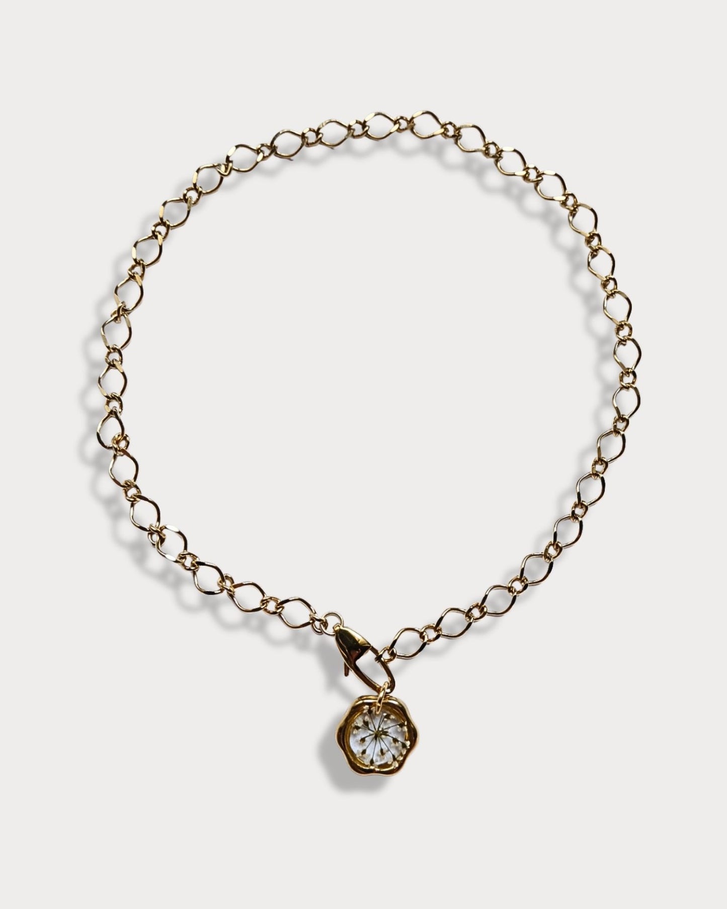 Collana a maglie grandi con pendente con carota selvatica removibile