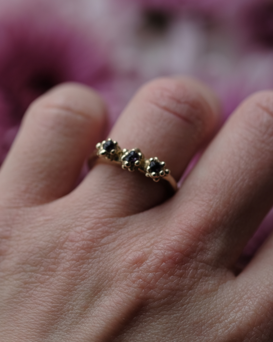 COSMOS - Anello con tre gocce contenenti dei fiori di Cosmos e gocce di rugiada