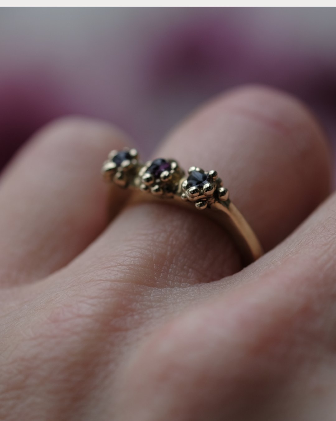COSMOS - Anello con tre gocce contenenti dei fiori di Cosmos e gocce di rugiada