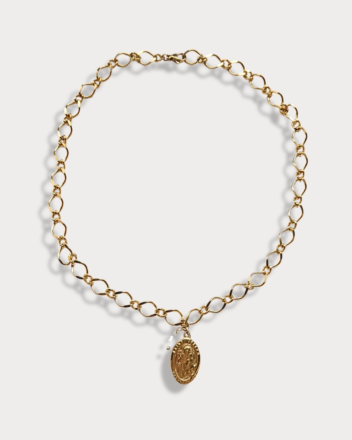 Collana a maglie grandi con pendente a forma di vergine e perla di fiume