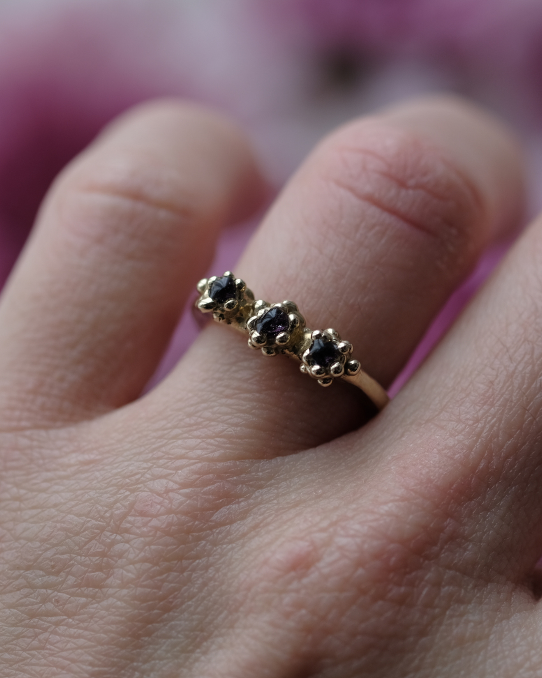 COSMOS - Anello con tre gocce contenenti dei fiori di Cosmos e gocce di rugiada