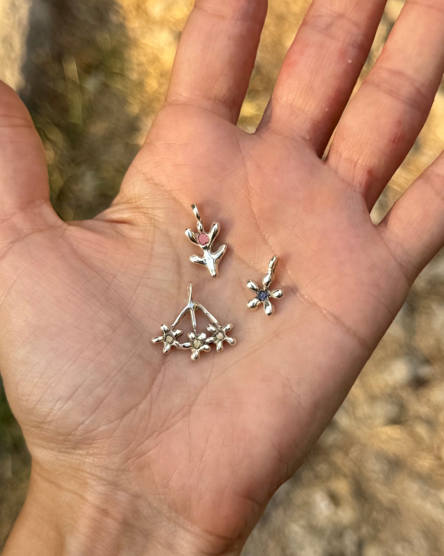 Collana con pendente a forma di tulipano in argento 925 con frammenti di petali