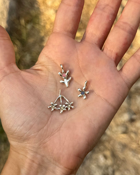 Collana con pendente a forma di carota selvatica in argento 925 con frammenti di petali