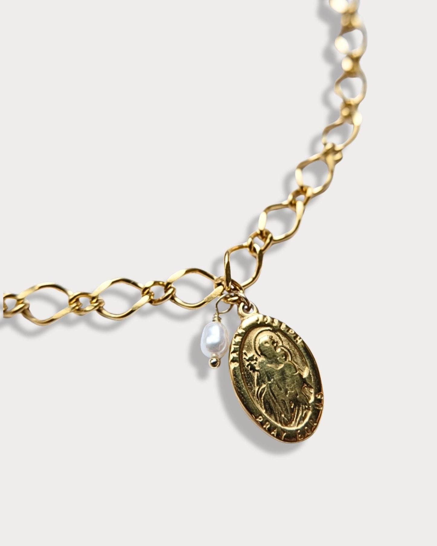 Collana a maglie grandi con pendente a forma di vergine e perla di fiume