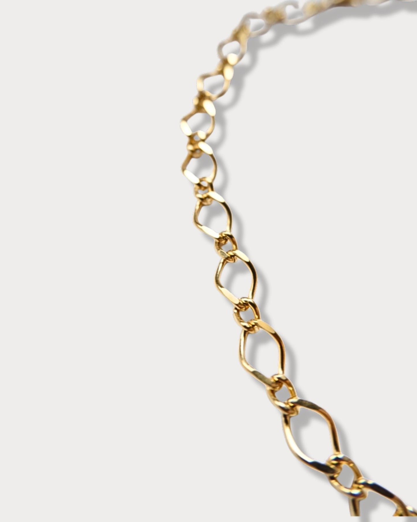 Collana a maglie grandi con pendente a forma di vergine e perla di fiume