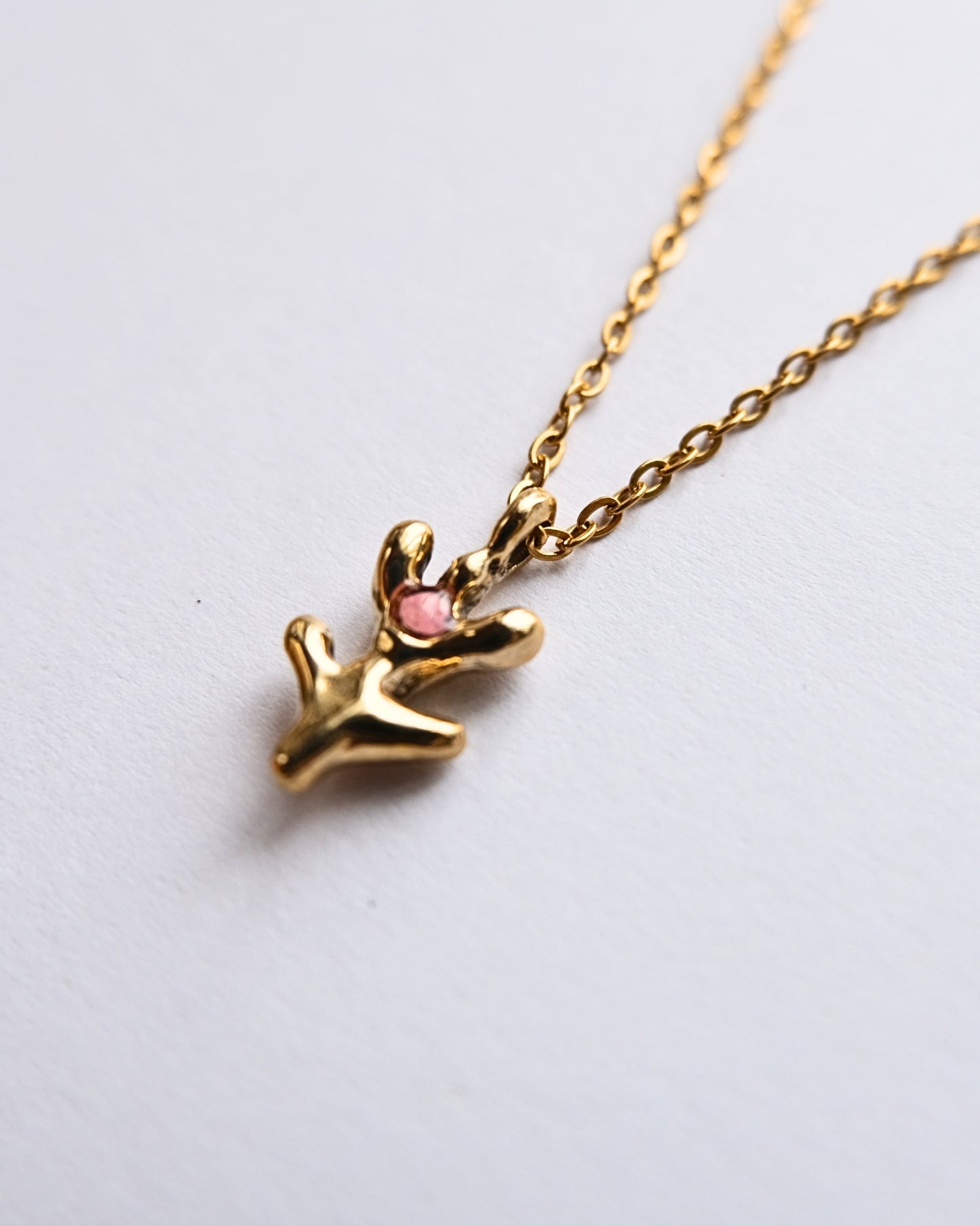 Collana con pendente a forma di tulipano in ottone con frammenti di petali