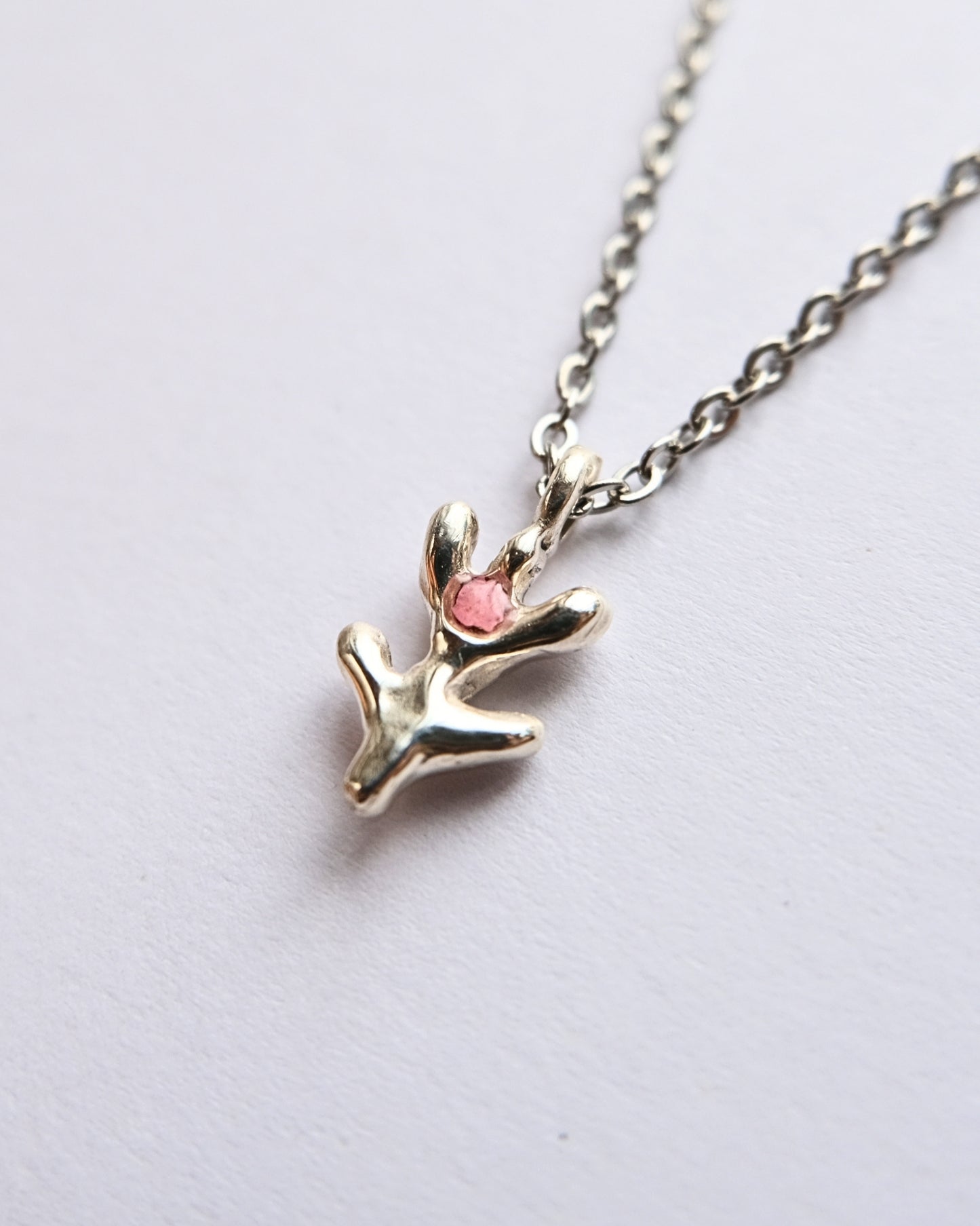 Collana con pendente a forma di tulipano in argento 925 con frammenti di petali
