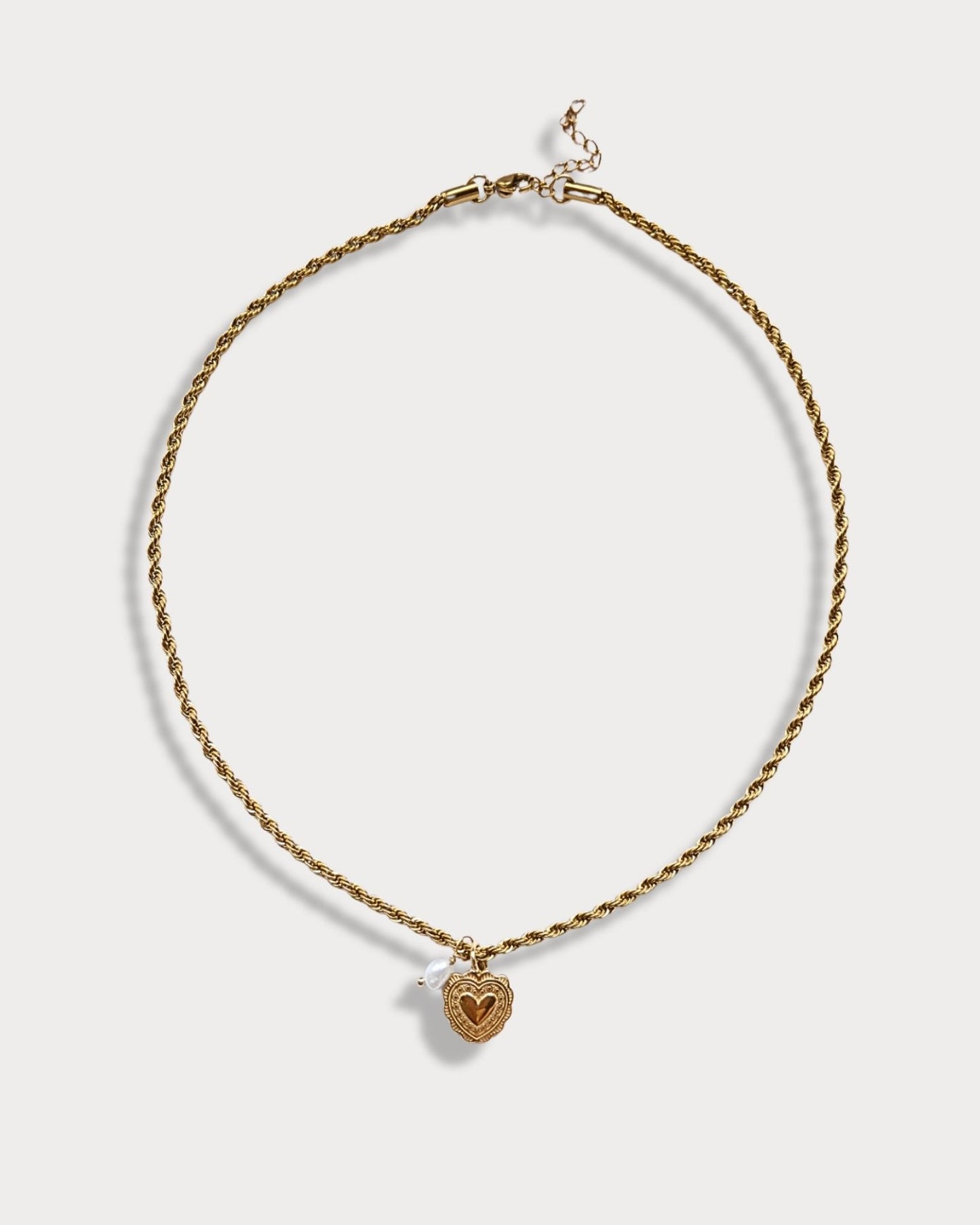 Collana a maglia intrecciata con pendente a forma di cuore e perla di fiume