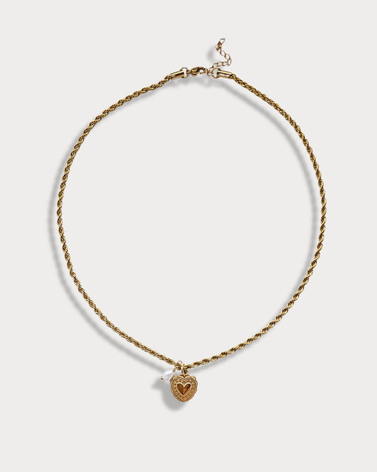 Collana a maglia intrecciata con pendente a forma di cuore e perla di fiume