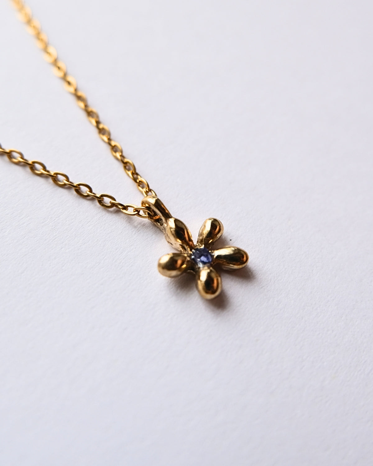 Collana con pendente a forma di non ti scordar di me in ottone con frammenti di petali