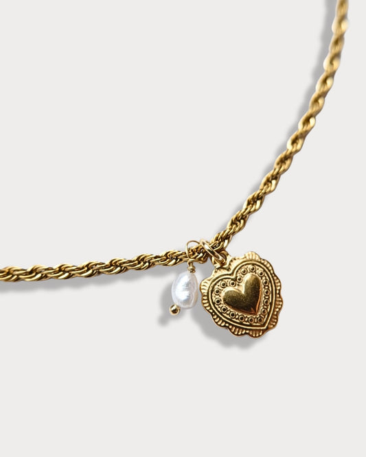 Collana a maglia intrecciata con pendente a forma di cuore e perla di fiume