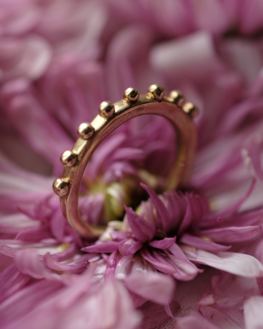RUGIADA - Anello in ottone a fedina con gocce di rugiada