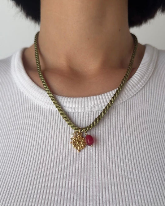 Collana in cordino intrecciato color verde con pendente a forma di sole e pietra di tormalina e perla di fiume