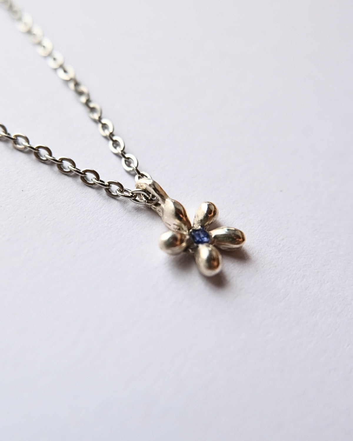 Collana con pendente a forma di non ti scordar di me in argento 925 con frammenti di petali