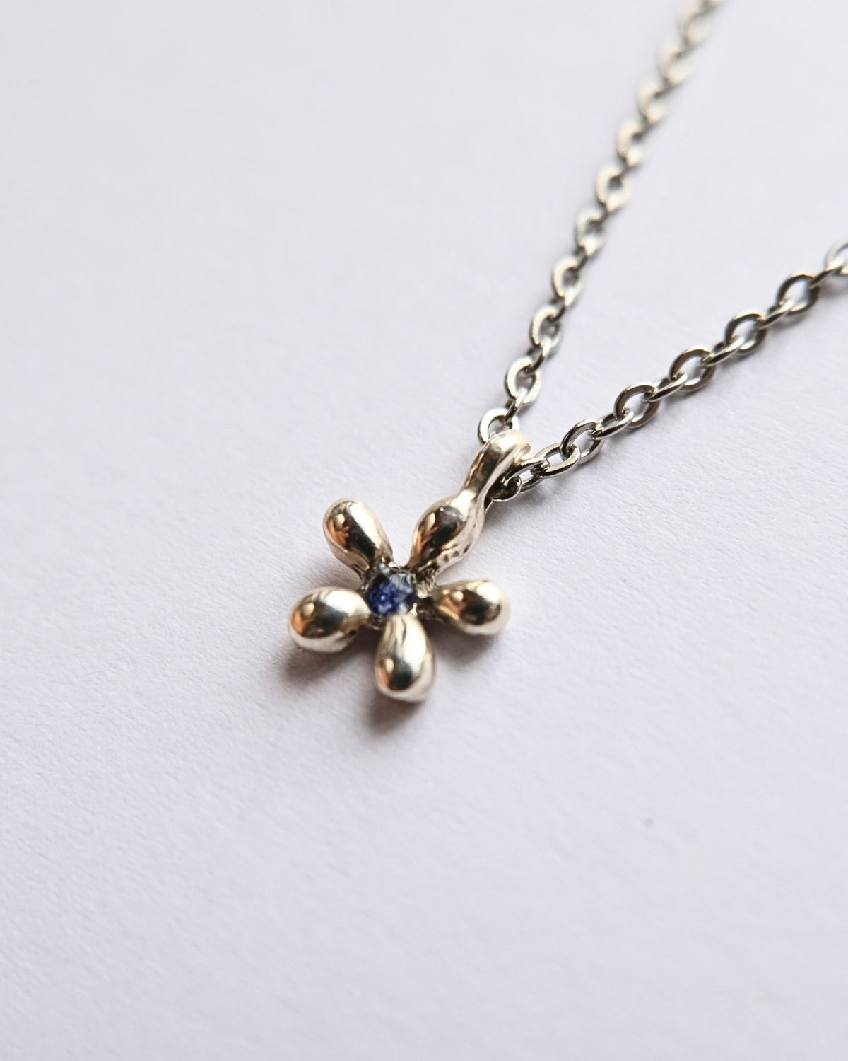 Collana con pendente a forma di non ti scordar di me in argento 925 con frammenti di petali