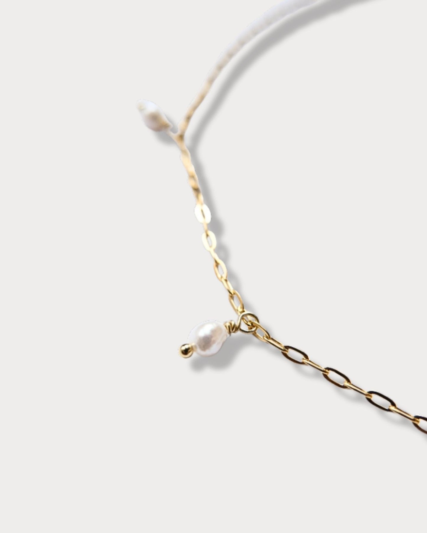 Collana a maglie sottili allungate con perle di fiume