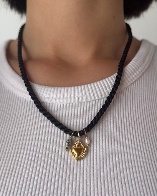 Collana in cordino intrecciato color nero con pendente a forma di cuore e pietra di diaspro dalmata e perla di fiume