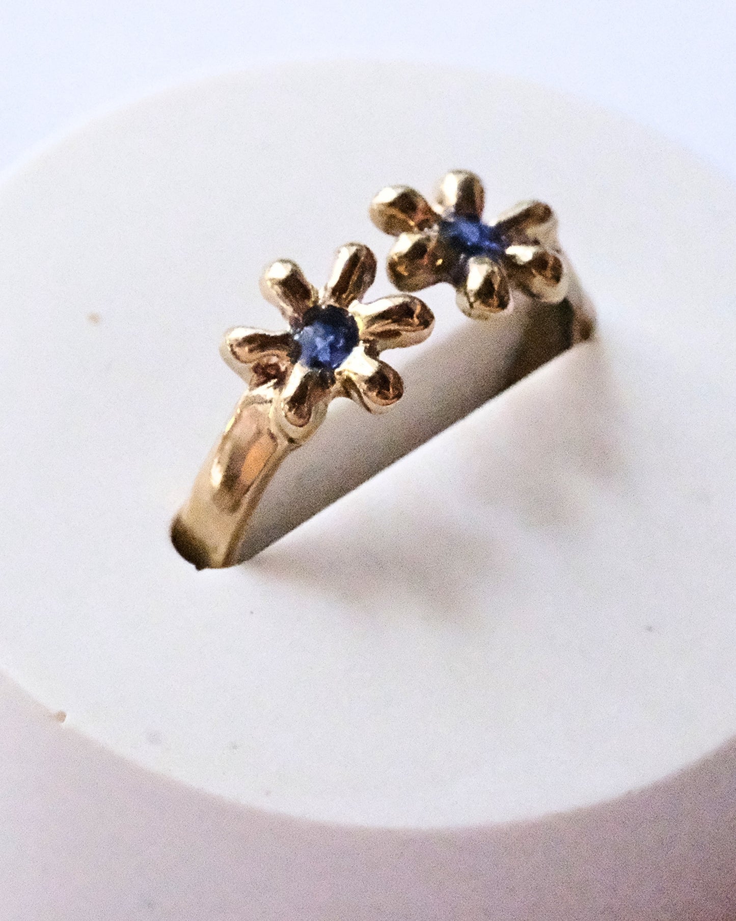 Anello in ottone regolabile a forma di non ti scordar di me con frammenti di fiori