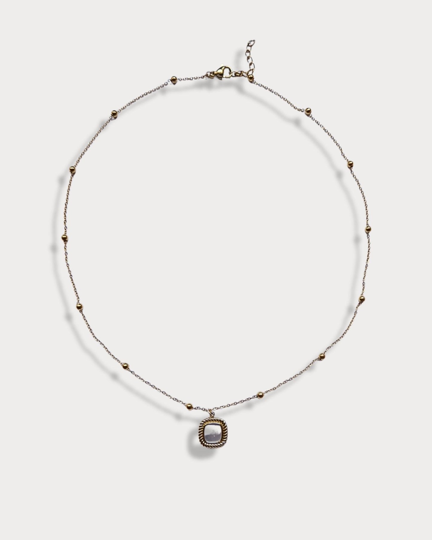 Collana a maglie sottili con palline con pendente con madreperla