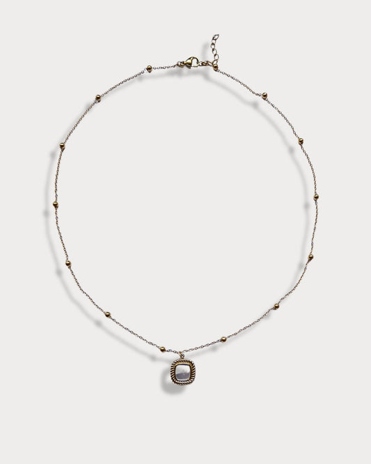 Collana a maglie sottili con palline con pendente con madreperla