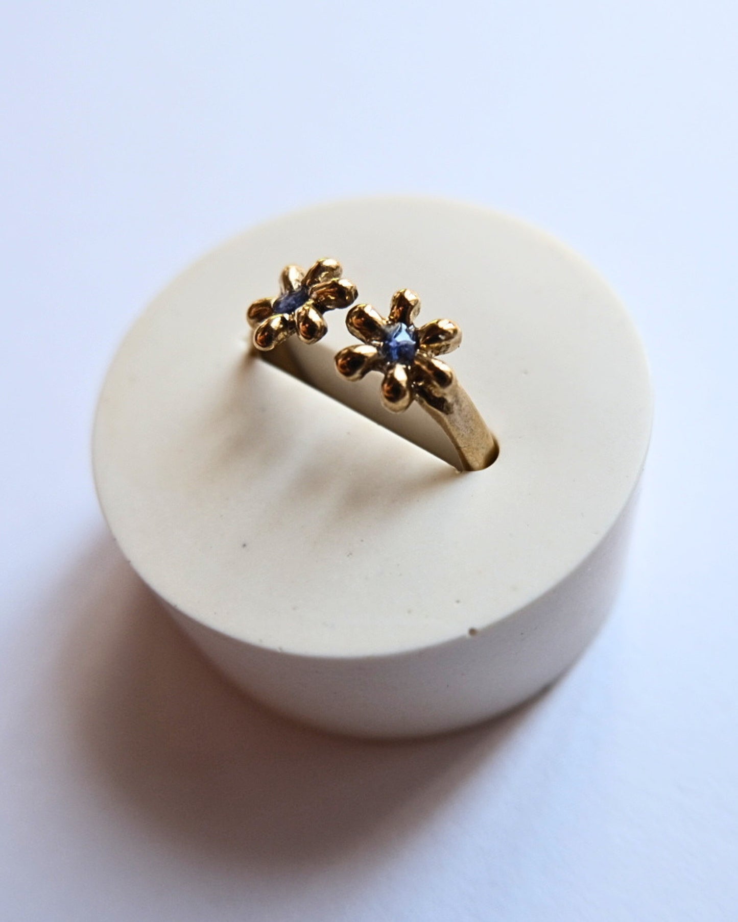 Anello in ottone regolabile a forma di non ti scordar di me con frammenti di fiori