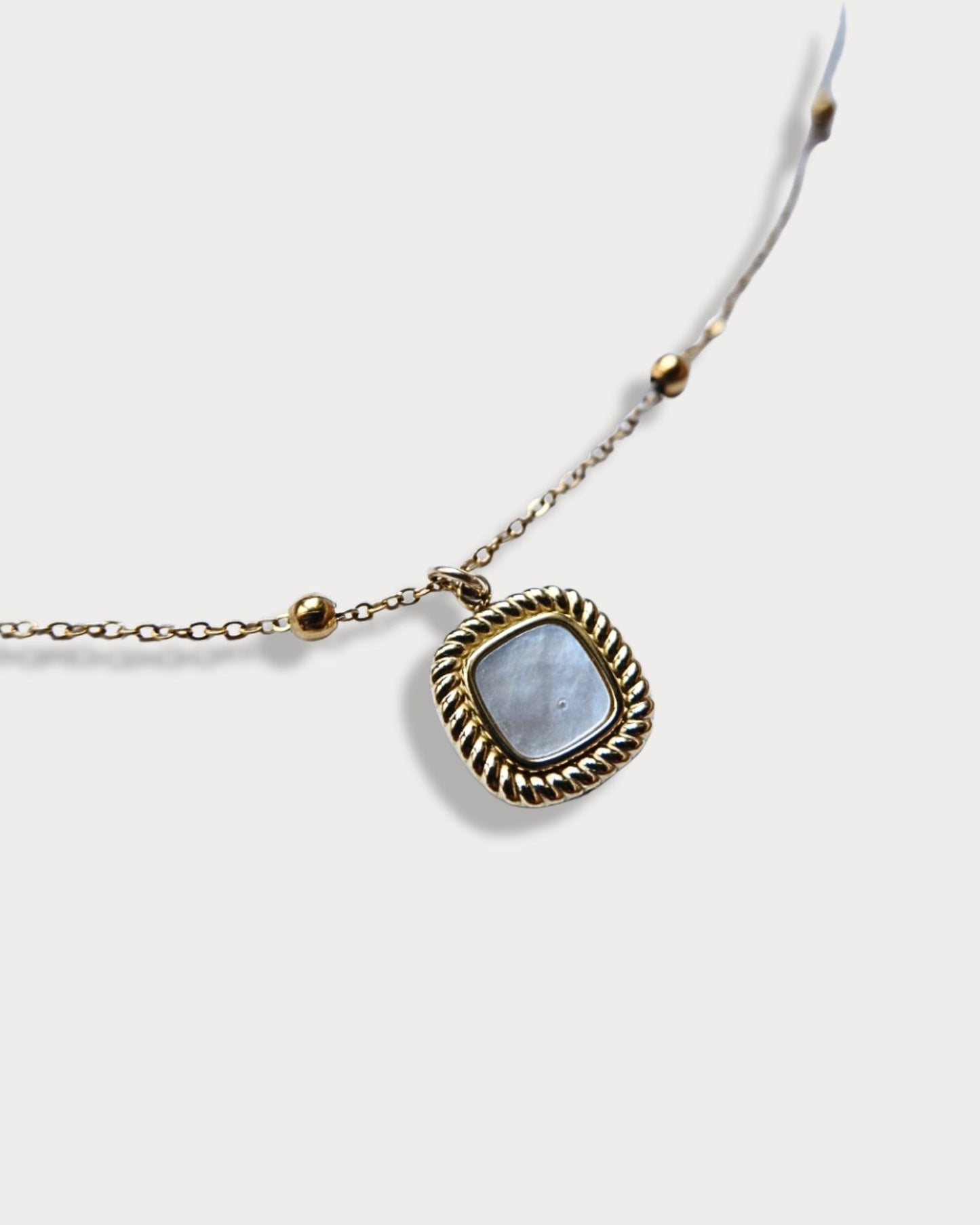Collana a maglie sottili con palline con pendente con madreperla